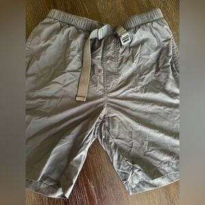 Like new. Men’s cargo shorts. Hiking/outdoor shorts. Side and back pockets. Gray